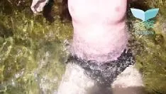 Redare Îmi place atât de mult un străin încât am decis să fac sex greu lângă un râu în timp ce ne vedeau de departe