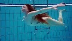 Reproducir Alice bulbul brilla en la natación rusa