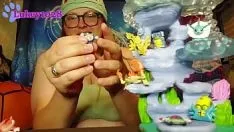play Giantess squirtle pokonuje innego pokemona cyckami