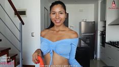 Abspielen Sie fickt sich selbst mit einem vibrator, bevor sie den kerl an die reihe kommen lässt – christina rio