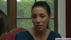 Reproduzir Tesoura lésbica peituda e depois lambe bff