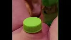 تشغيل يقوم رجل الديك الصغير بتحويل قضيبه وكيسه إلى كس ويقرص قضيبه الصغير حتى يقذف