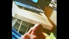 Reproduzir Um jovem masturba um pênis lindo e termina lindamente, ainda não vi isso.