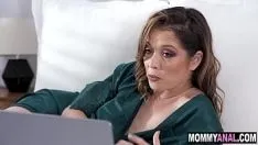 Redare Mama vitregă matură milf ia virginitatea anală a fiului vitreg