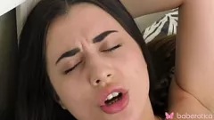 play Sesiunea intima solo a adolescentei brunete Regina Rich cu un vibrator de sticlă în 4K