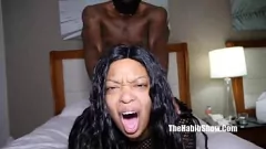 Riproduci Lo spesso Yella Bone di Mr. Stixxx fa battere la vanità di Ebony Vixen