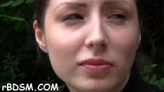 Oynat Sınırlandırılmış eteğin üzerindeki korkunç dürtme, düz traşlı amcıklar olsun