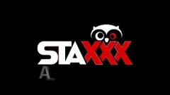 play Staxxx blonde aux gros seins dans une baise interraciale hardcore