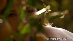 Afspelen Natuurliefhebbende babe Serena J in expliciete solo-plaag met geschoren poesje
