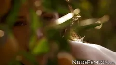 تشغيل الطبيعة المحبة فاتنة سيرينا J في ندف منفرد صريح مع كس محلوق