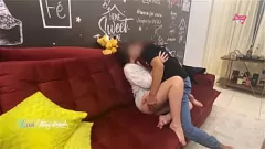 Jouer MILF latina cocu : son mari regarde son ami la baiser sur le canapé