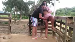 Odtwórz Outdoor Amateur Anal: Kolumbijska farmgirl jest mocno pieprzona