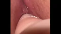 播放 无聊的女孩被他妈的机器双重穿透