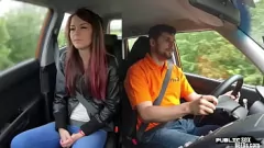 Jouer Public Babe devient méchant dans la voiture avec son instructeur de conduite: chatte rasée et rimjob!