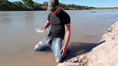 Jouer Coumming et pisse publiques en jean sur le Rio Grande