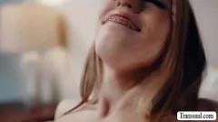 تشغيل أشجار T-Girl تشترك في Big Shecock في الملابس الداخلية