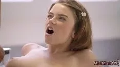 Odtwórz Gorąca brunetka z dużymi cyckami przykręcił jej genialne torebki i