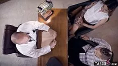 play कुंडलित चिकित्सक ने स्वयंसेवकों को दो प्रभावित भूमिकाओं के लिए जड़ दिया जीनस वैनेसा वेगा और डोनी पाप