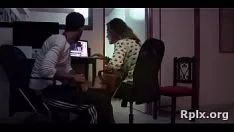 play 迷人的日本黑发slattern在凸轮上表示