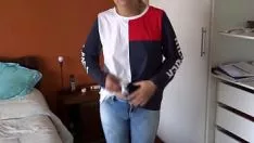 تشغيل ستيرسون تلوم على قطتها ذات الشعر الناعم في وقت لاحق وهي تراقبها