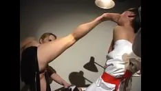 Riproduci Il ragazzo servile asiatico si fa scopare per essere eccitato e riservato da una bella domme