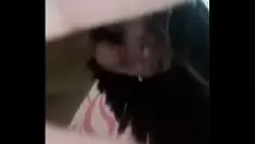 Jouer Jouet de maman asiatique avant de cam