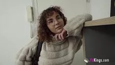 Oynat Lily'nin hızlı kedisi 2 sashays sığdırabiliyorsa yatması gerekiyor... akıncı alarmı: uyuyorlar!