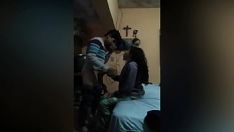 play Mi treadbeget no podía sostenerse y llegó tan pronto como mamá dejó el ala