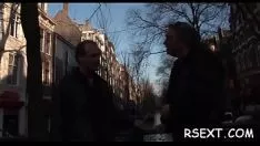 Odtwórz Gorąca dziwka z pionem zostaje zerżnięta kciukiem i daje wszelką frajdę na parze