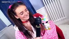 Jouer Hot kate rich people se masturbe seule dans son enregistrement vidéo pour le fabricant de porno salopette-marie electric corda