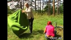 Abspielen Dünne Hure besiegt und gefickt