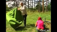 Abspielen Dünne Hure besiegt und gefickt
