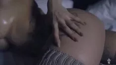 Putar Demi rosiness dalam posisi duduk seksi