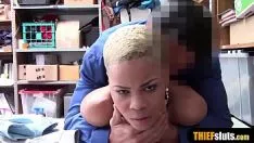 Jouer Ebony tree lifter adolescent se fait baiser brutalement par un flic de la promenade